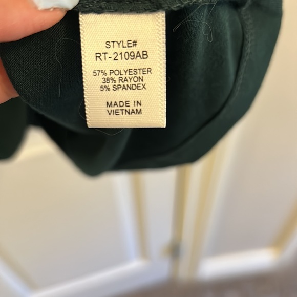 Zenana Short Sleeve V-neck tee NWT - Picture 6 of 7